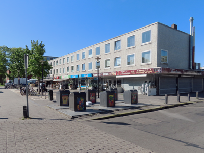 912865 Gezicht op het kleine winkelcentrum Marco Pololaan 75 (rechts, het sinds 2023 gesloten theehuis Al Asdekaa) - ...